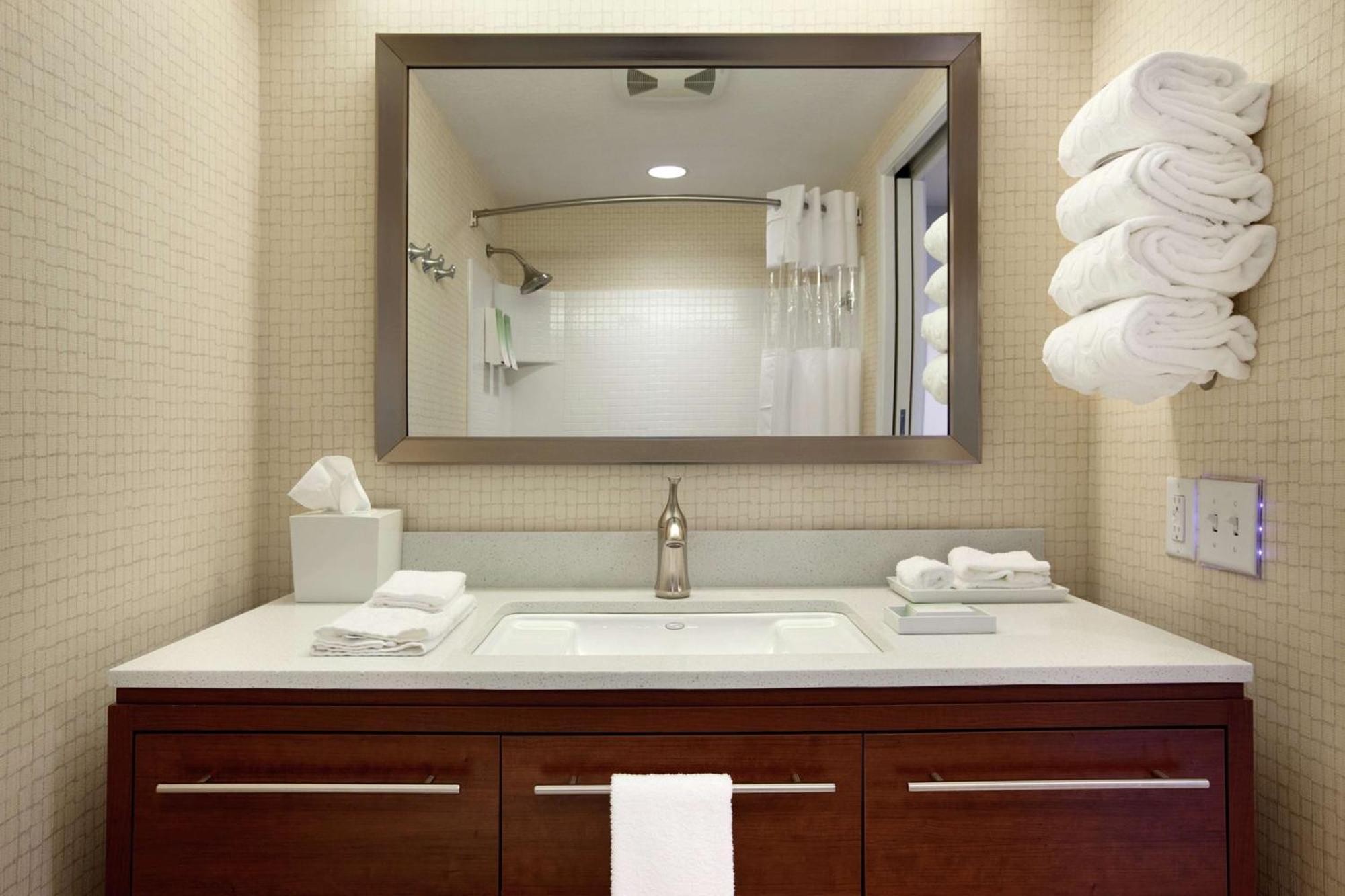 One-Bedroom King Suite - Non-Smoking